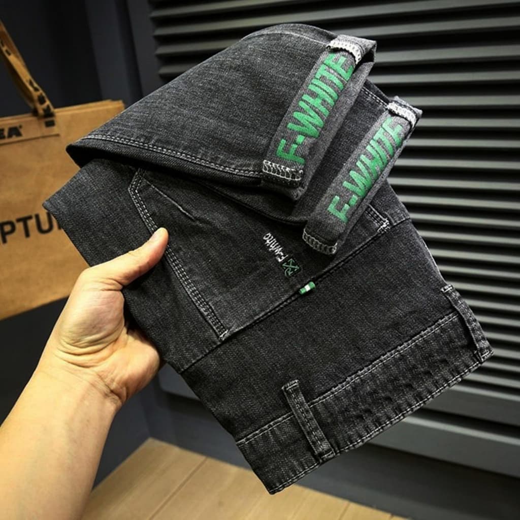 Calça Jeans Masculina Slim Fit Algodão Elastano, Bordado na Barra, Azul Lavado Casual