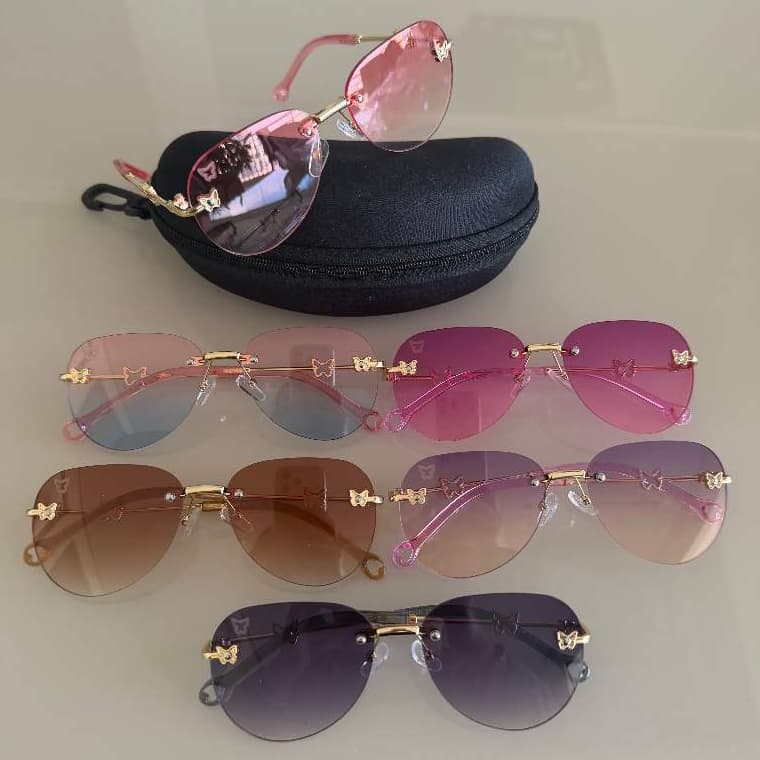 Óculos de Sol Infantil Feminino Sem Aro Lente Grande com Borboleta Haste Dourada UV400 e Estojo
