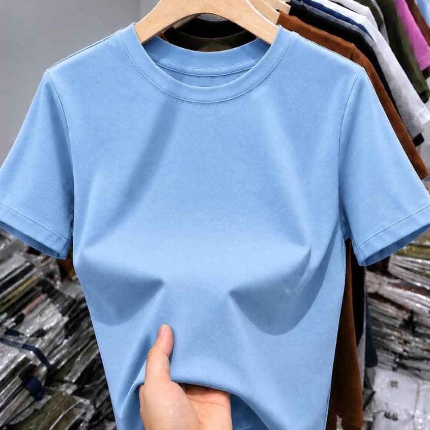 Camiseta básica de algodão, 94% algodão e 6% elastano, slim fit, elástico alto, modelo em branco