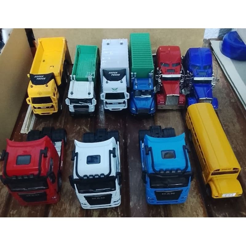 miniaturas de caminhão e um ônibus leia descrição