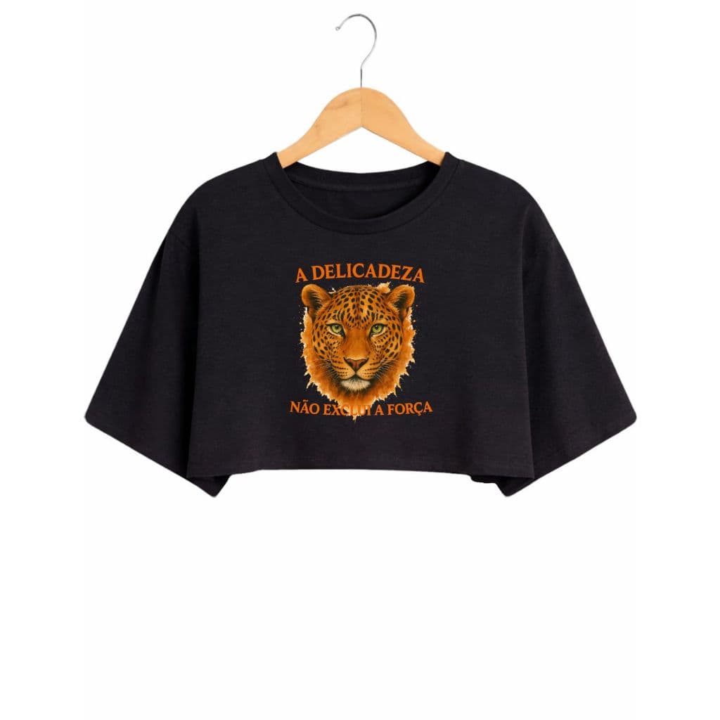 Cropped Feminino Estampado Frase A Delicadeza Não Exclui a Força Blusa Cropped Moderna Estilo Street Wear Moda Feminina