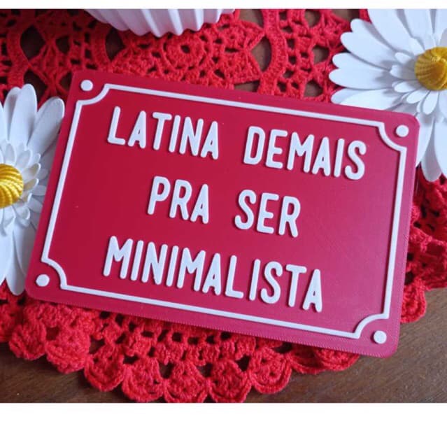 Plaquinha decorativa LATINA DEMAIS PRA SER MINIMALISTA (10x15cm) placa em PLA LETRA relevo TIPO rua