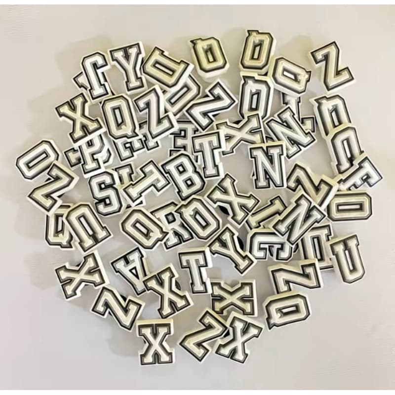Pins/Bottons Para Sandália Babuche Adulto e Infantil Personalizado Alfabeto - Letra Branca
