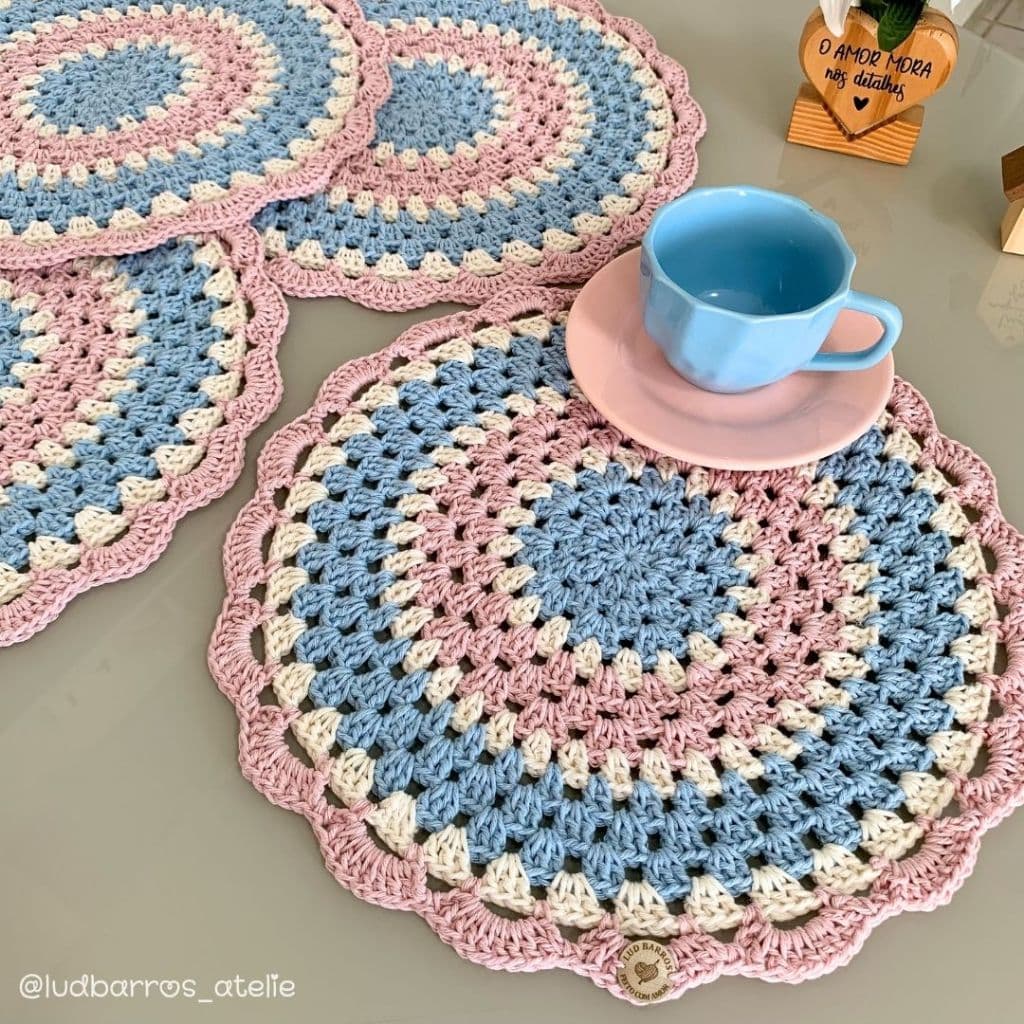 Jogo com 4 Sousplats em Crochê para jantar / Jogo Americano em crochê Rosa e Azul bebê / Sousplat 36cm