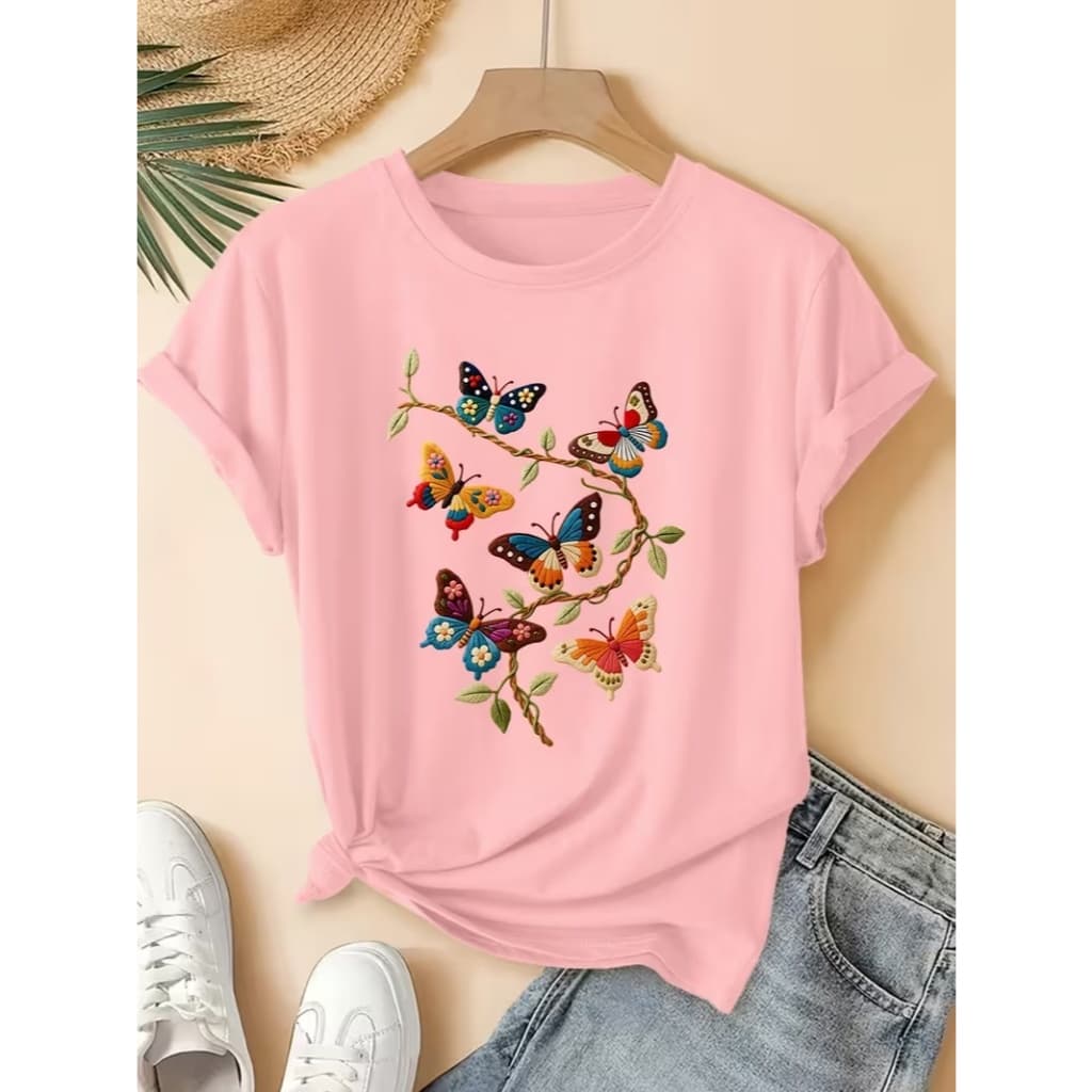 Camiseta Feminina Algodão Premium Estampa Borboletas Coloridas em Galho Verde Manga Curta Estilo Romântico e Delicado