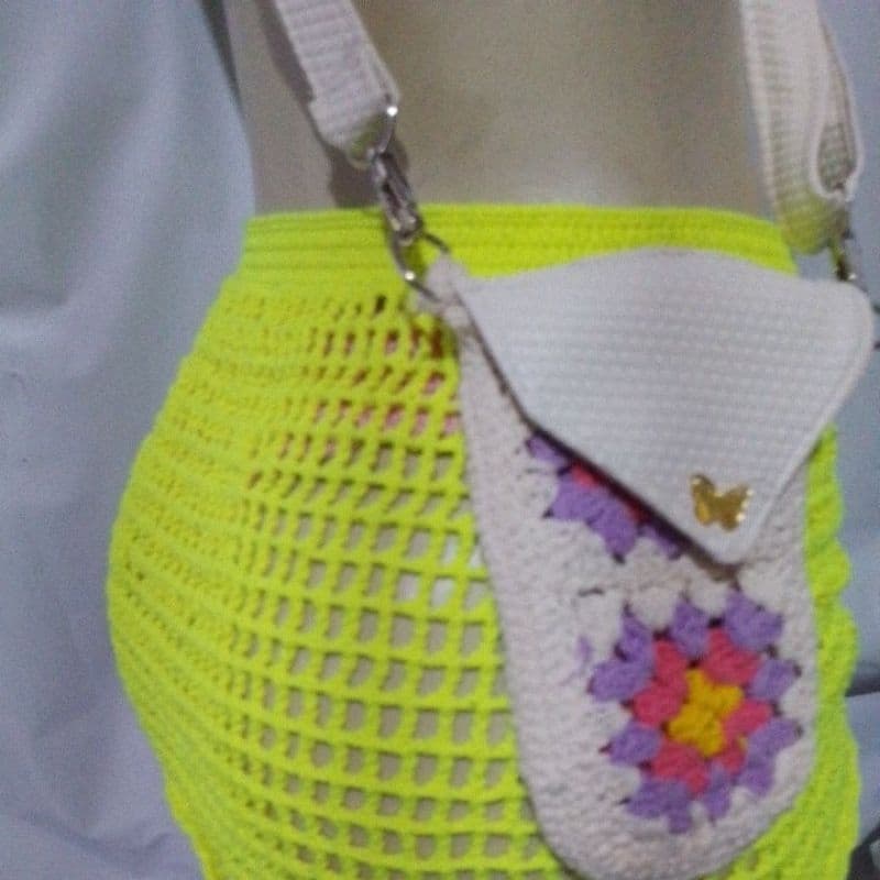 Bolsa para Celular Crochê Transversal Feminina com Alça e Courino Pequena Estilosa
