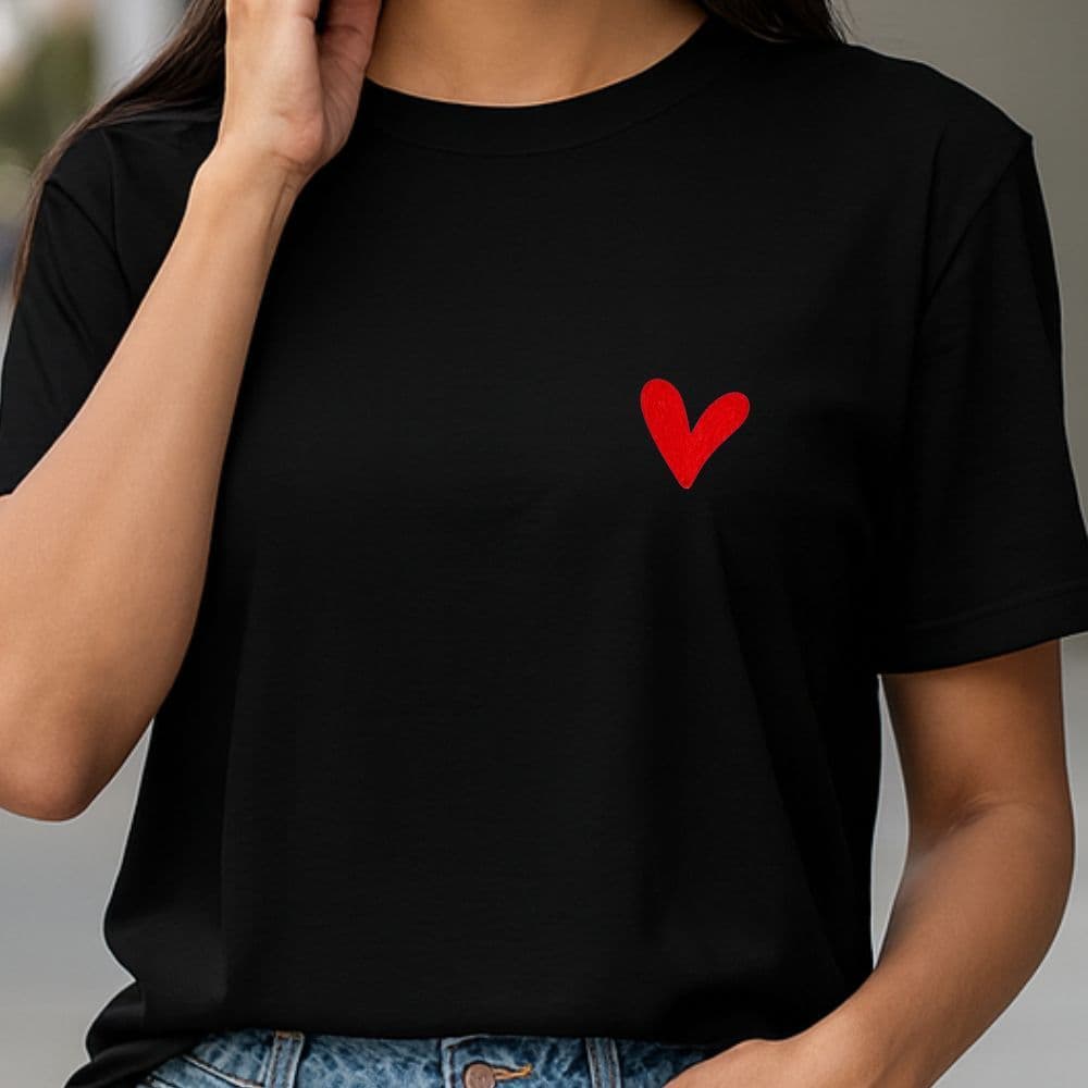 Camiseta Feminina 100% Algodão Minimalista Style Coração Pequeno