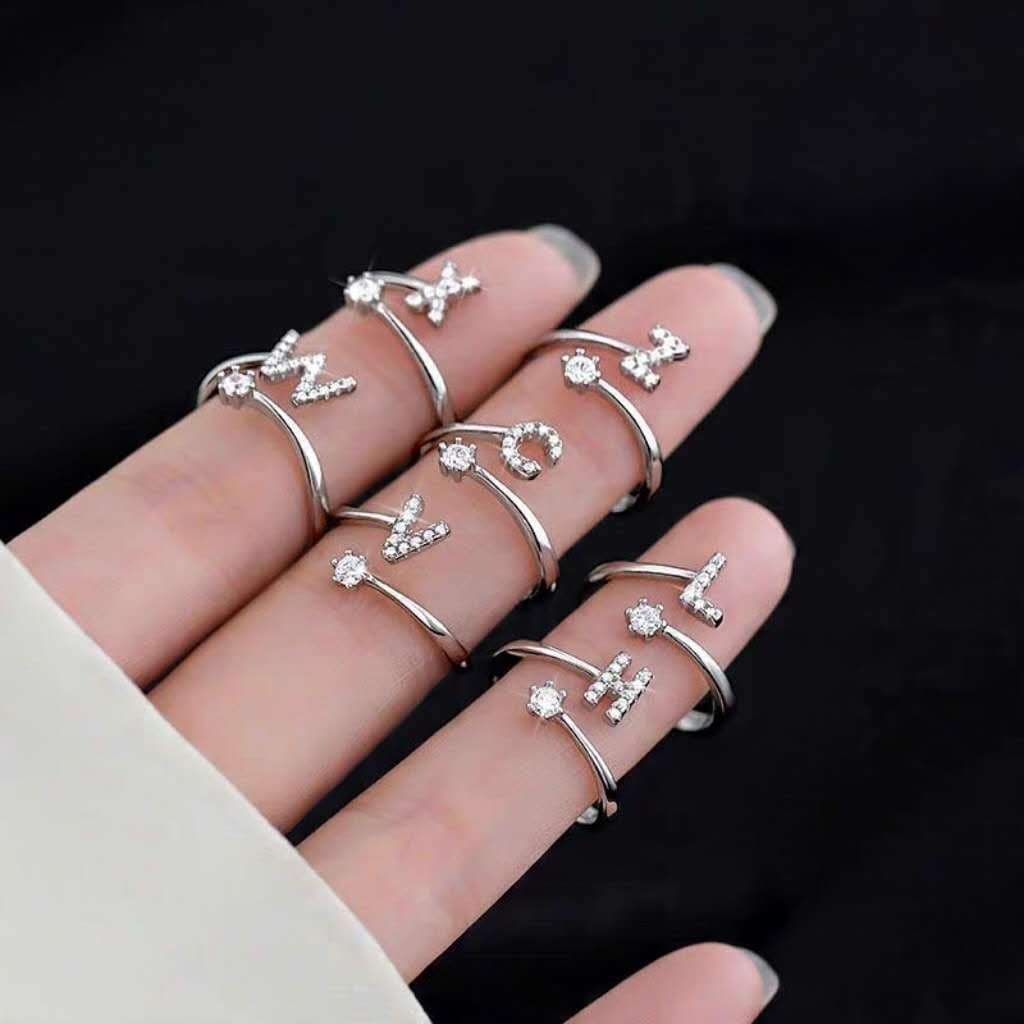 Anel Feminino Ajustável com Letra e Zircônia Delicada Dourado/Prata | Estilo Minimalista