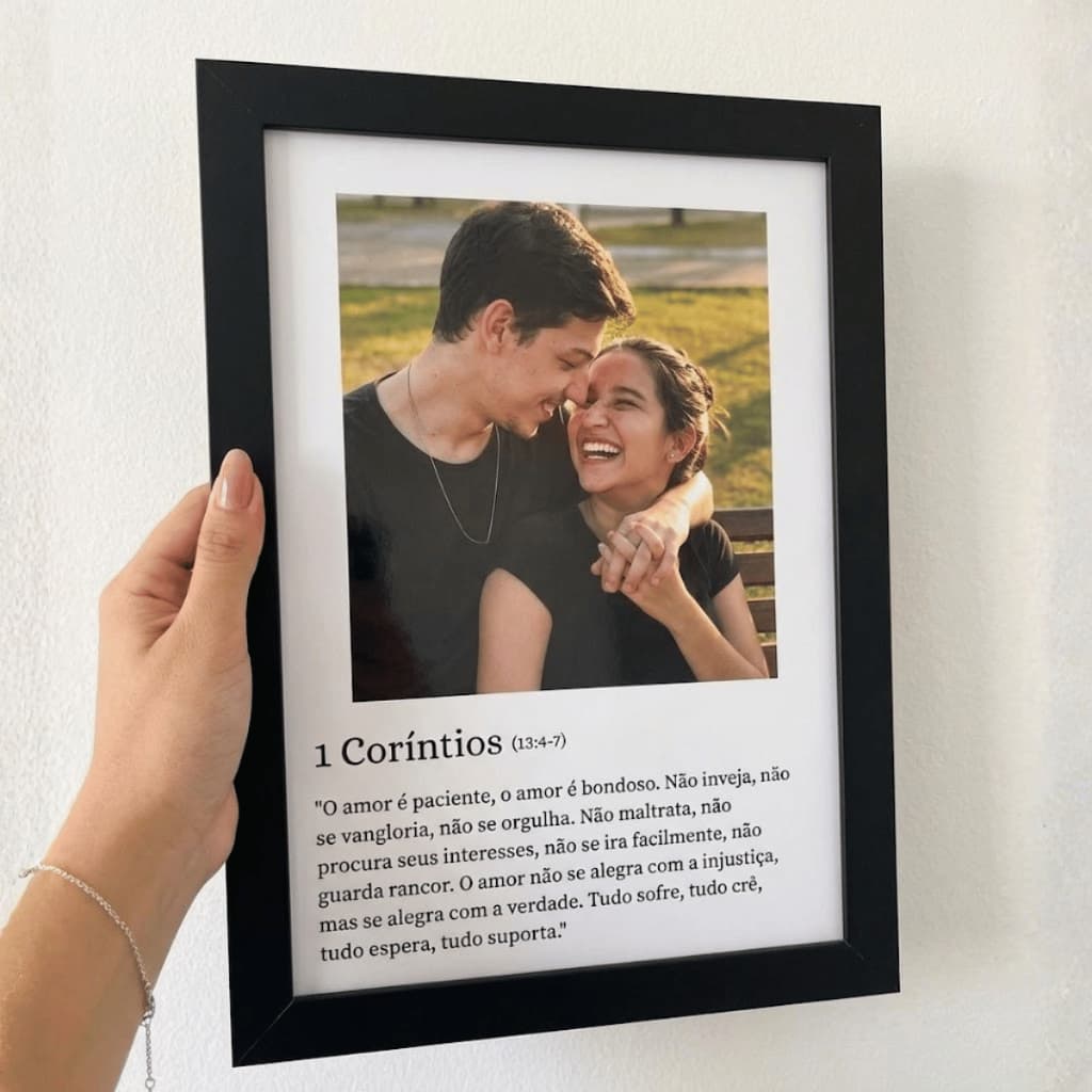Quadro Casal Personalizado C/ Sua Foto + Versículo Bíblico (Coríntios 13:4-7)