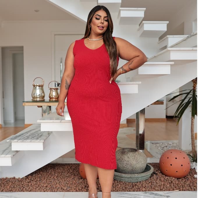 Vestido Feminino Regata Midi Fenda Plus Size Anarruga: Elasticidade, Elegância e Conforto para Mulheres Plus Size