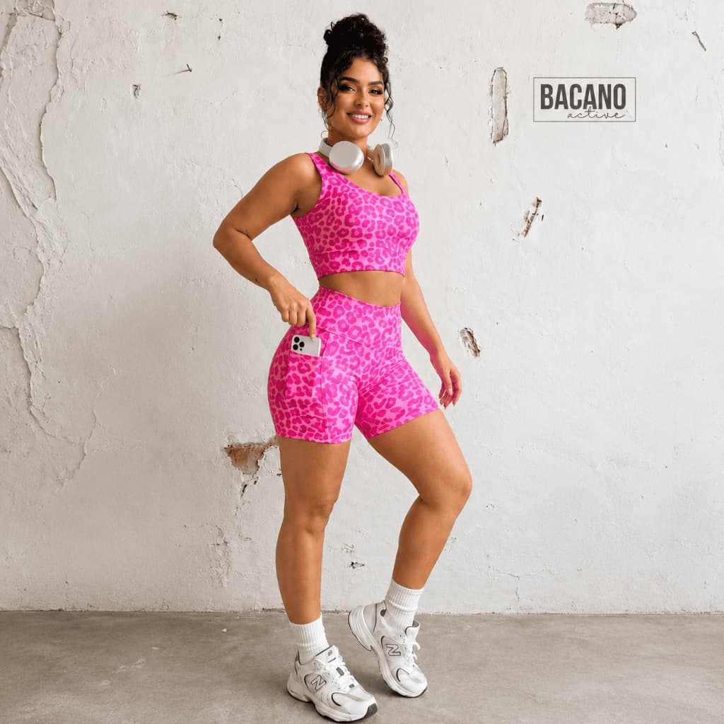 Conjunto academia femenino Rosa Animal Print Top e Short Cintura Alta com Bolsos – Moda Fitness