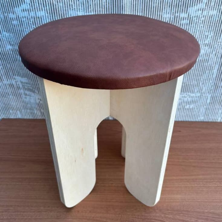 Banco de Madeira Assento Almofadado Em Couro Sintético Marrom - Para todos os Ambientes 35 x 35 x 45 cm