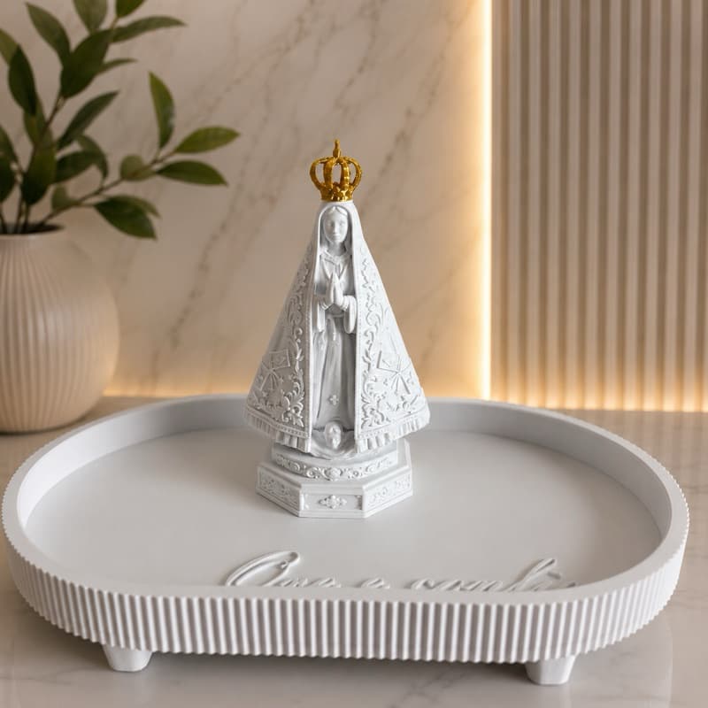 Kit Decorativo Nossa Senhora Aparecida + Bandeja “Ore e Confie” – Elegância e Fé para seu Lar