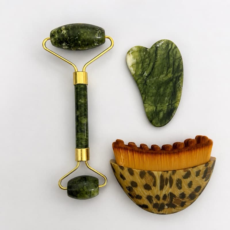 Kit Skincare Premium Rolo de Jade Pedra Gua Sha Escova Massageadora Drenagem Facial