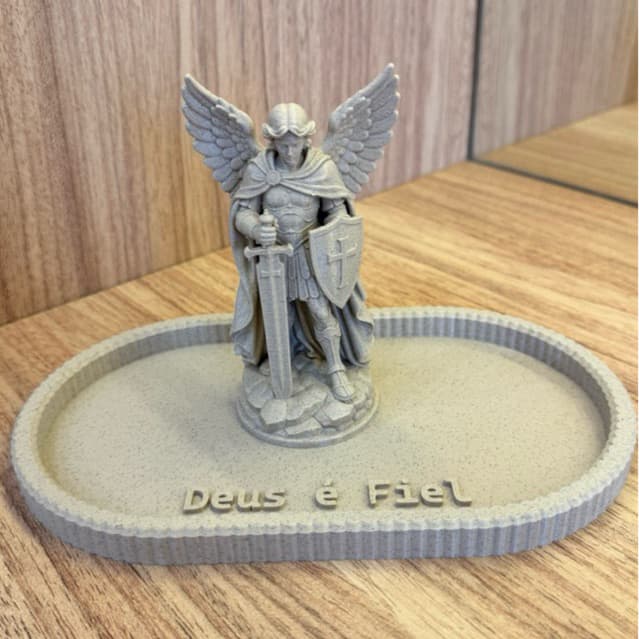 Imagem religiosa São Miguel Arcanjo + Bandeja “Deus é Fiel”.