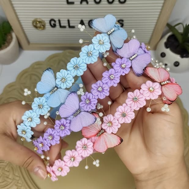 Tiara Infantil de Luxo Gardênia/ Headband Jardim Encantado com Flores e Borboletas/ Faixinha de Luxo para Bebê