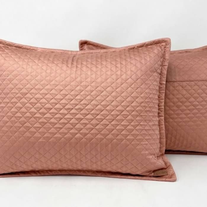 Porta-Travesseiro Matelado com Debrum – Sofisticação para Seu Enxoval