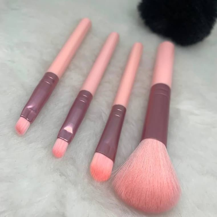 Kit 4 Pincéis para Maquiagem - Cerdas Super Macias e Hipoalergênicas.