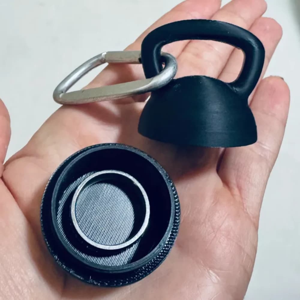 Chaveiro Mini Kettlebell Porta Suplemento rosqueável Creatina Whey Academia Porta comprimidos