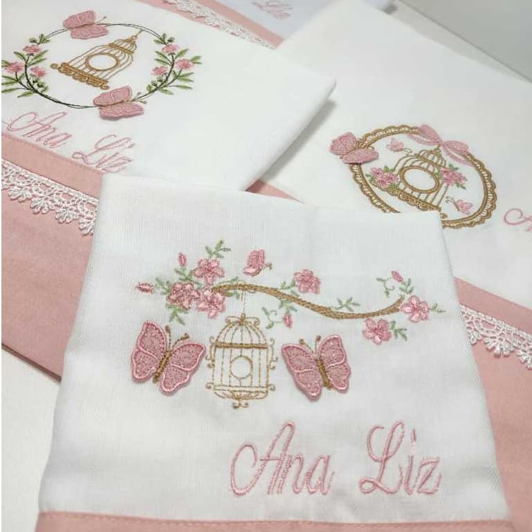 Kit Maternidade 4 peças Bordadas Toalha Fralda, Fralda Passeio, Toalhinha de Ombro e Cueiro Personalizadas