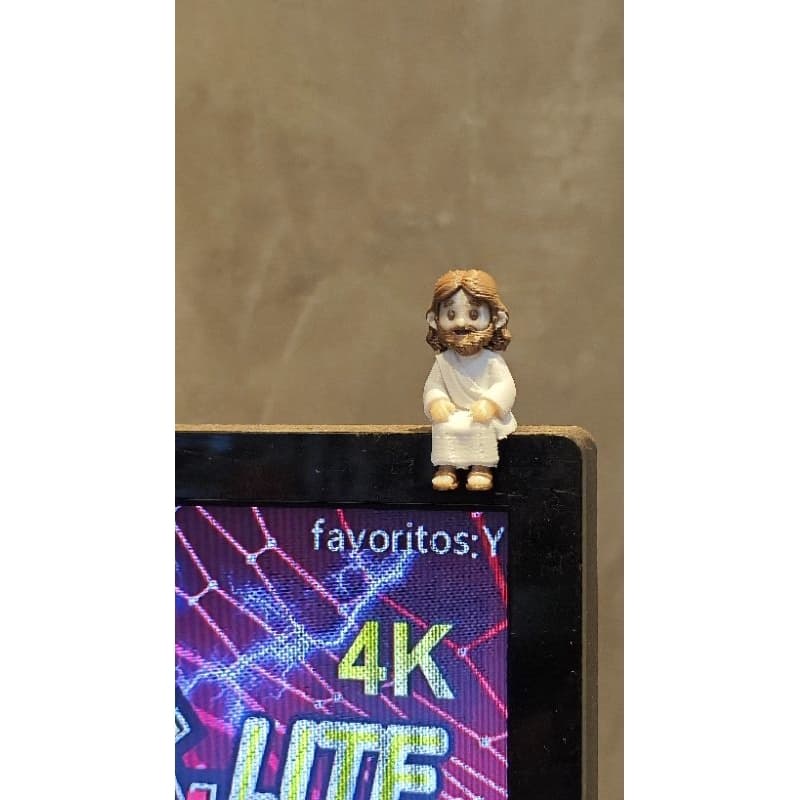 Mini Jesus Cristo Sentado 4,5cm Enfeite Decorativo para Nicho Mesa com Monitor Armário