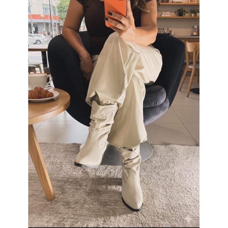 BOTA WESTERN EM COURO,SANFANADA,SUPER MACIA E CONFORTAVEL.