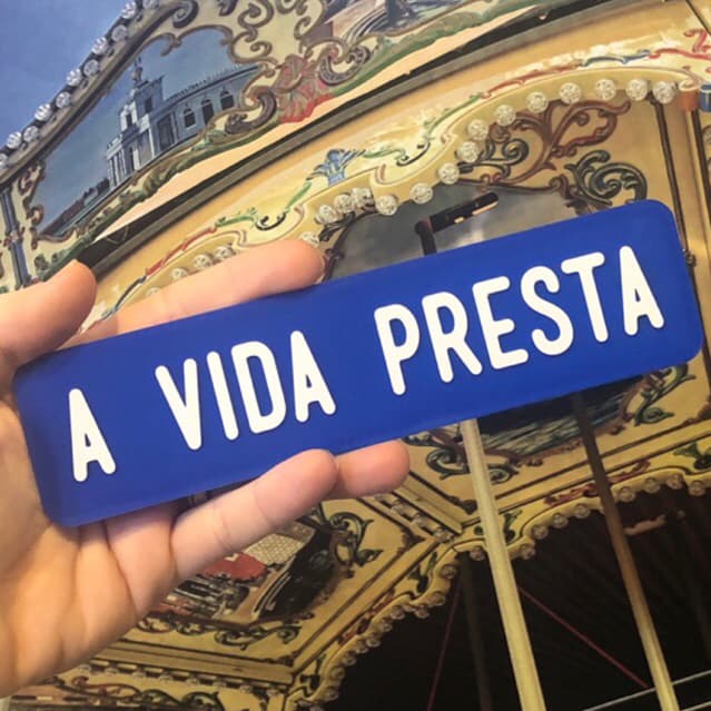 A vida presta Placa decorativa - Fernanda Torres Oscar - Frases quadro placa de rua Plaquinha 20x5cm