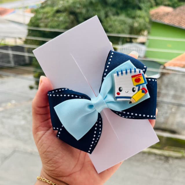 Laço Infantil Escolar com Aplique Fofo – Bico de Pato 5 cm
