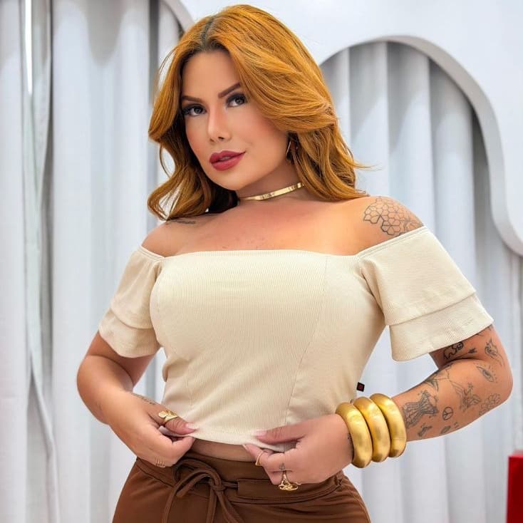 Blusa Feminina Cropped Plus Size Samanta Babado na Manga Tecido Canelado Suave – Casual Elegante
