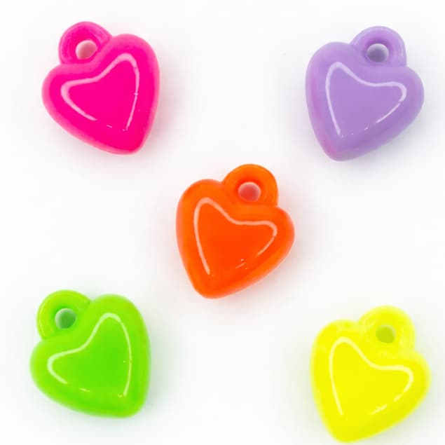 Mini Pingente Coração de Plástico 1 cm com 30 unidades – Fofo e Versátil! 💖