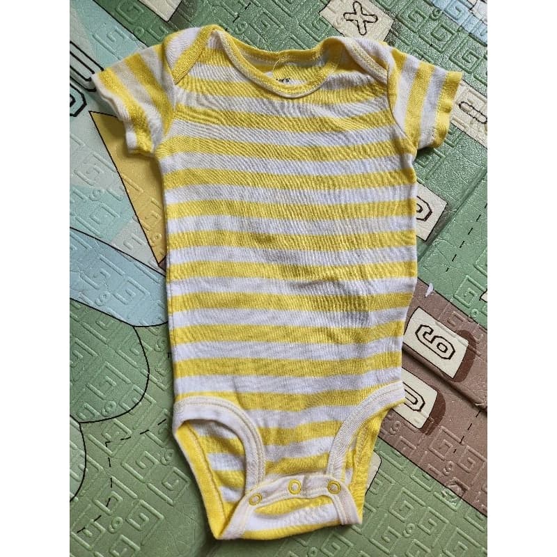 [ Desapego novo] Body amarelo listrado unissex  Carters bebe