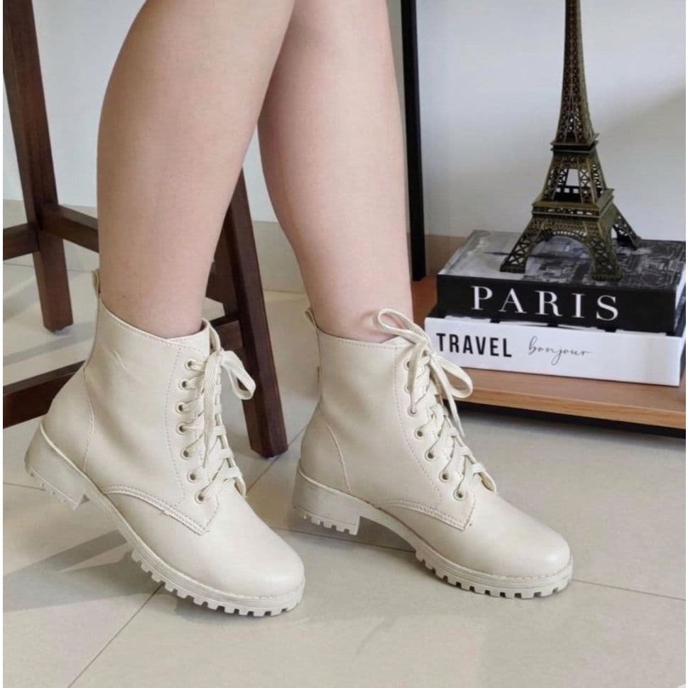 Bota Cortuno Tradicional Feminina Confortável Estilosa Lançamento Cor OFF Blogueira