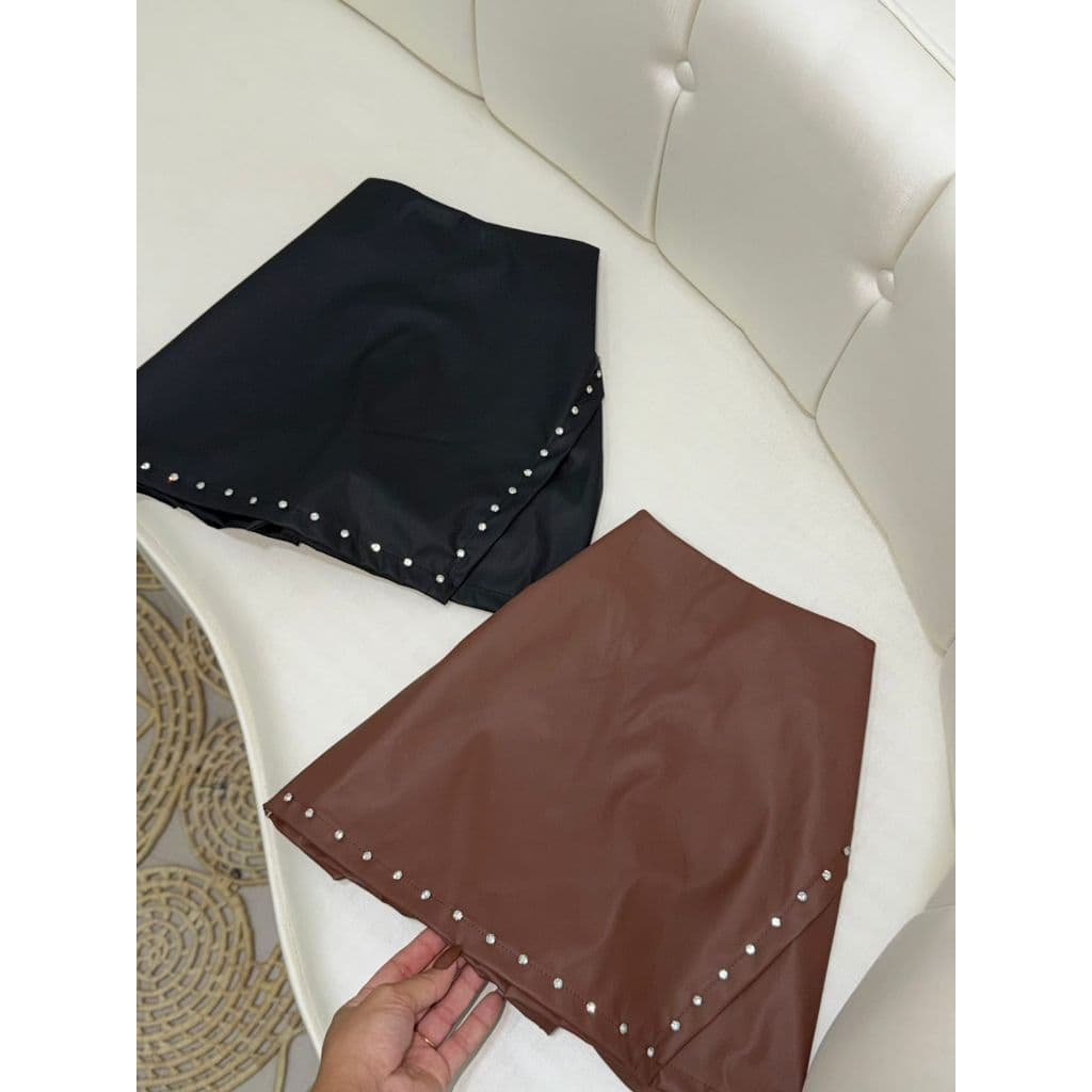 Short Saia com Strass Pregado e Zíper Lateral em Couro Fake Feminino Liso Tendência Inspiração Moda Festa Festival