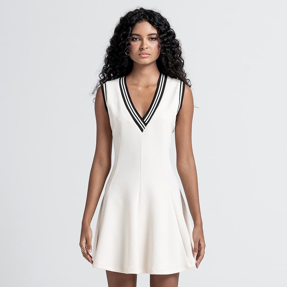 Vestido Tennis Dress Feminino Evasê com Gola V e Listras  Off White
