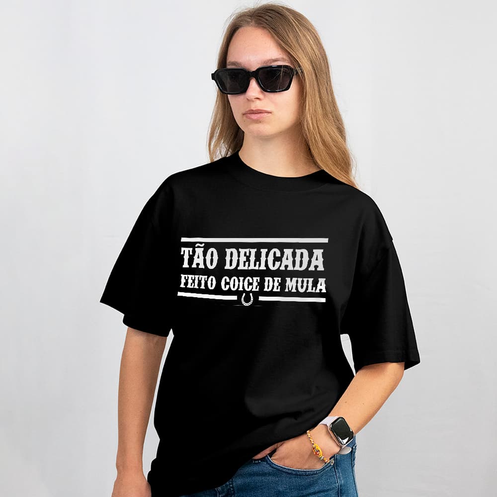 Camiseta Básica Tão Delicada Feito Coice De Mula Unissex