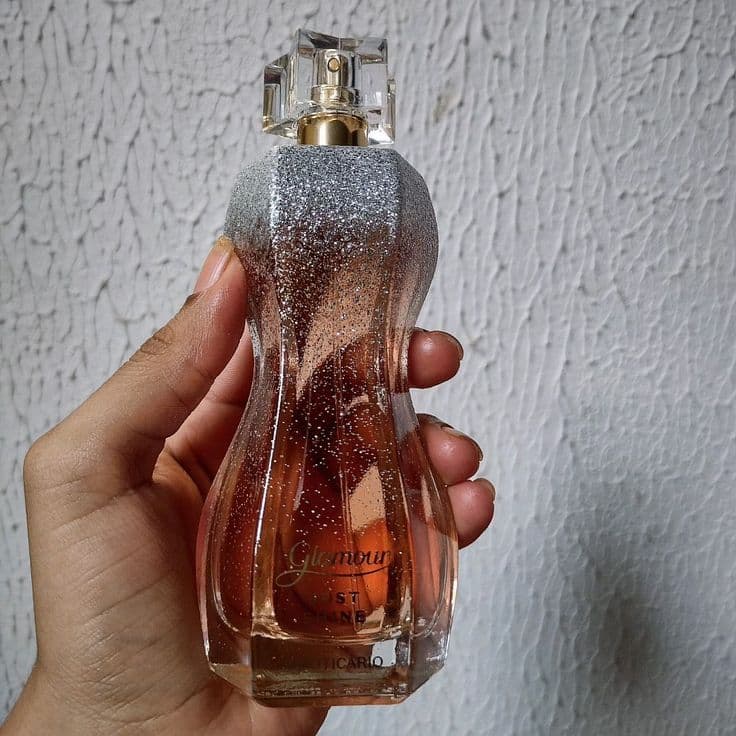 Glamour Just Shine: A fragrância que ilumina a sua presença.
