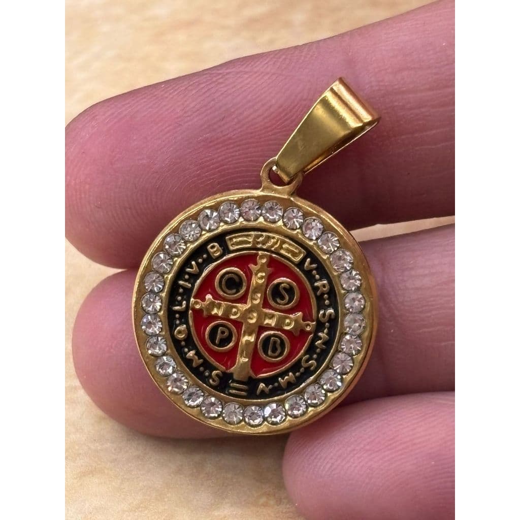 Pingente São Bento Dourado com detalhes em Strass Aço Inoxidável