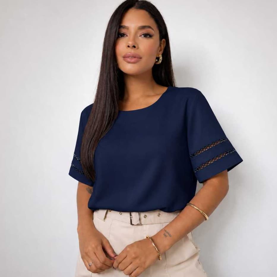 Blusa Feminina Manga Curta com Detalhe em Renda Caimento Leve Elegante / Tecido Viscolinho
