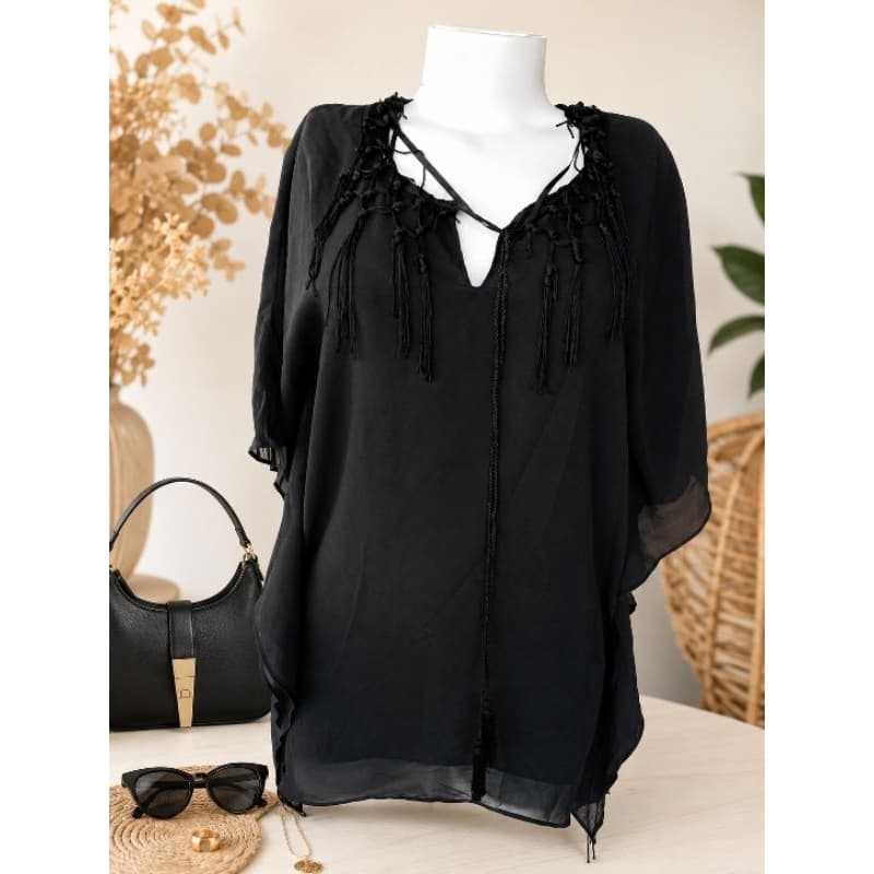 Blusa Feminina Preta Mamo P com Franjas na Gola Elegante