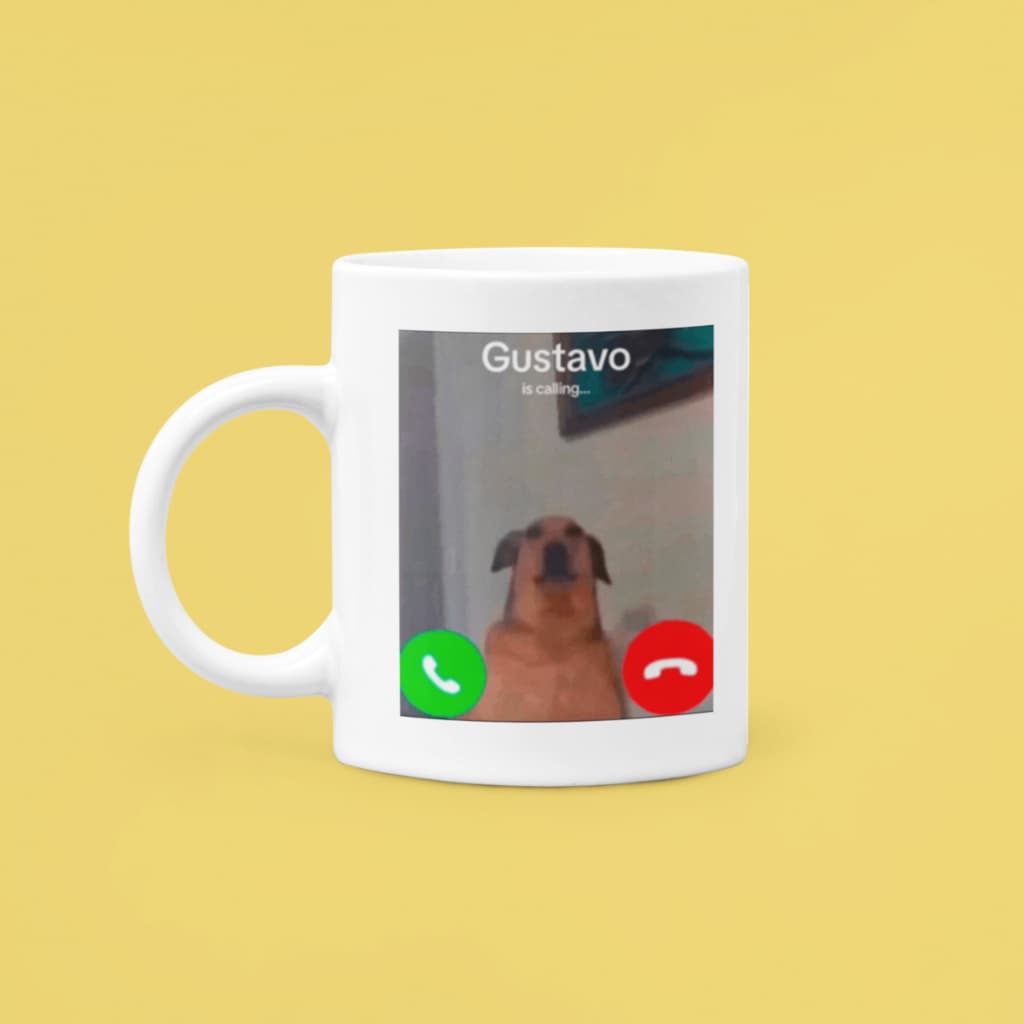 Caneca Gustavo está ligando  - Caneca Porcelana - Engraçado - 325ml - Presente - Meme - Divertido