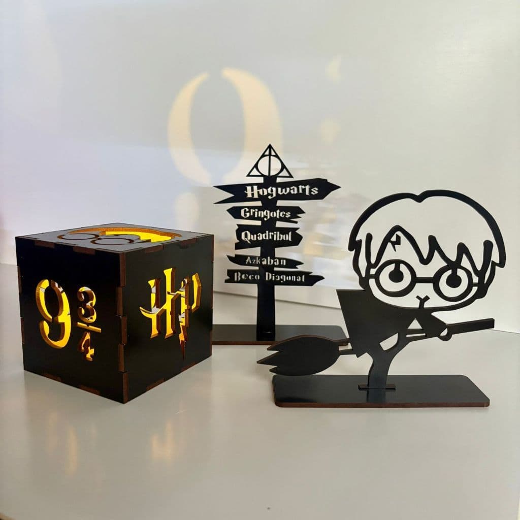 Kit Luminária Totem Destinos Bruxo Na Vassoura Decorativo Coleção