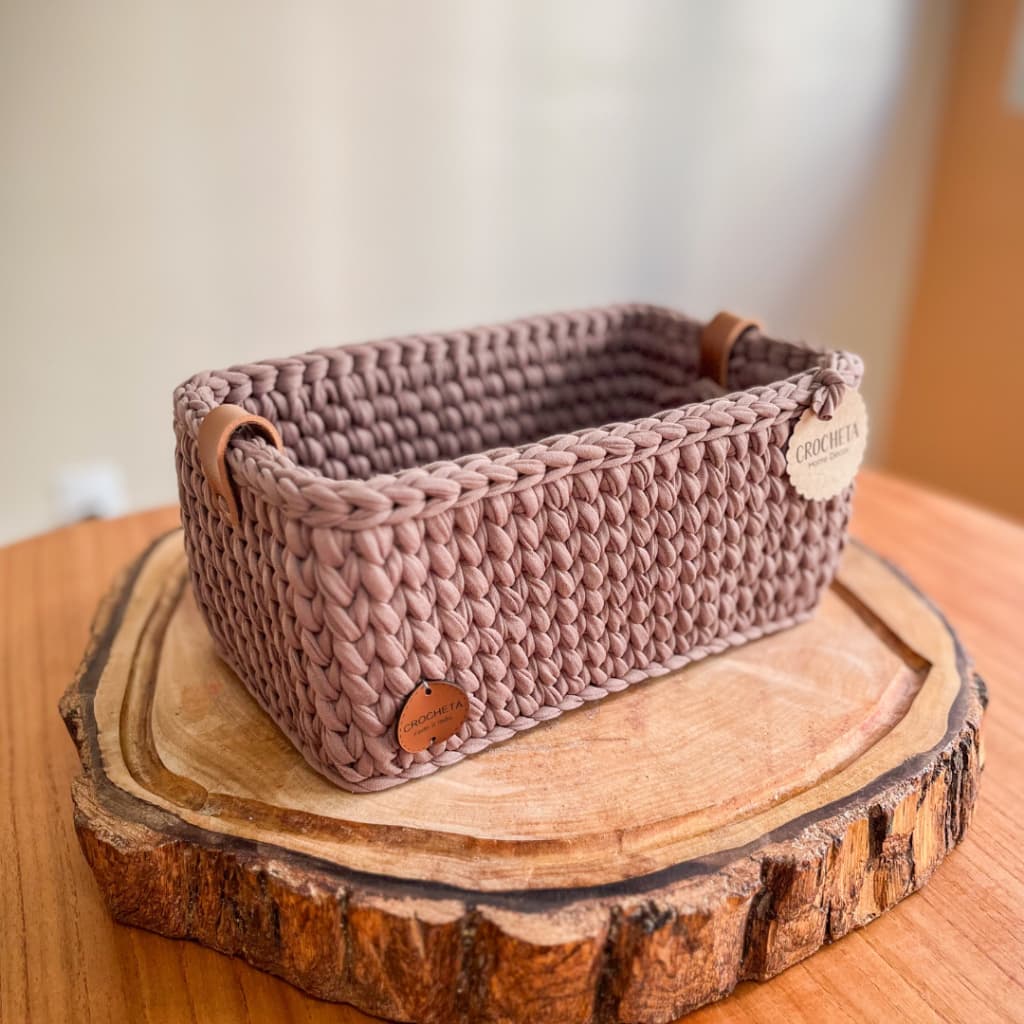 Cesto Organizador Multiuso Crochê Feito à Mão Fio de Malha Premium e Base Acrílica 25x15x12cm