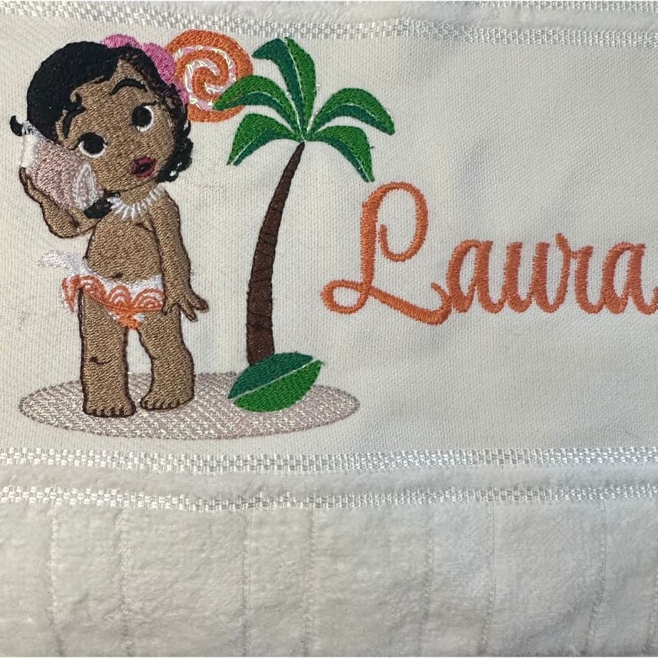 Toalha  de Lavabo Bordada Personalizada - Moana Baby