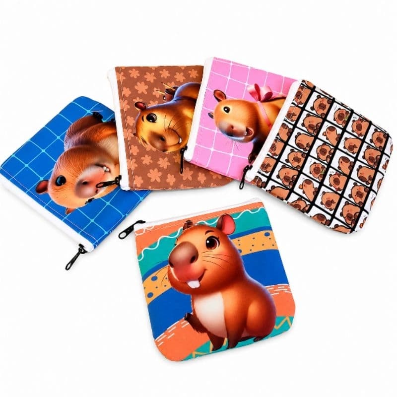 Porta cartão Moedas Capivara em Tecido Impermeável 12x11cm com Zíper | Necessaire Pequena Porta Fone, Chaves e Dinheiro