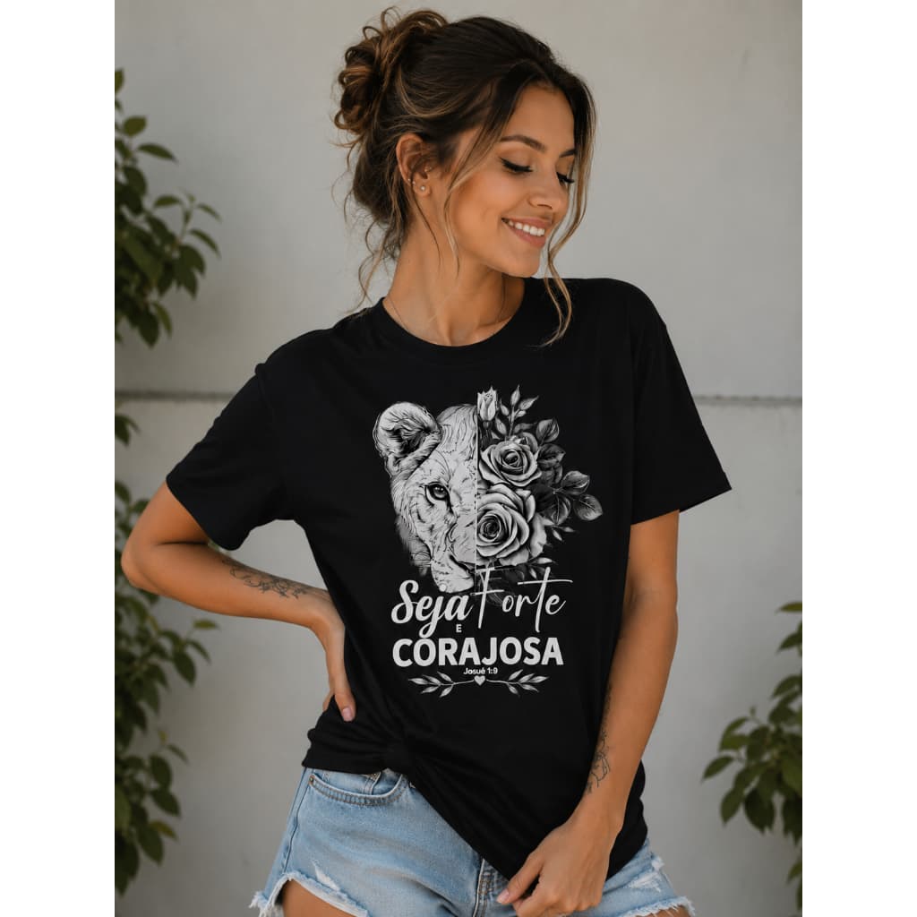 Camiseta Feminina Seja Forte e Corajosa Josué 1:9 Leão Flores Cristã Evangélica T-Shirt