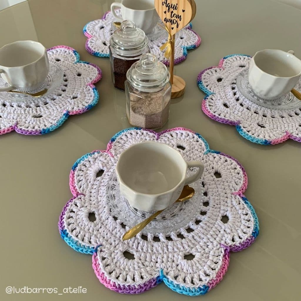 Jogo com 4 Souplats 29,5cm Branco / Sousplat para café ou lanche em Crochê / Sousplat FLor branco com detalhes Candy