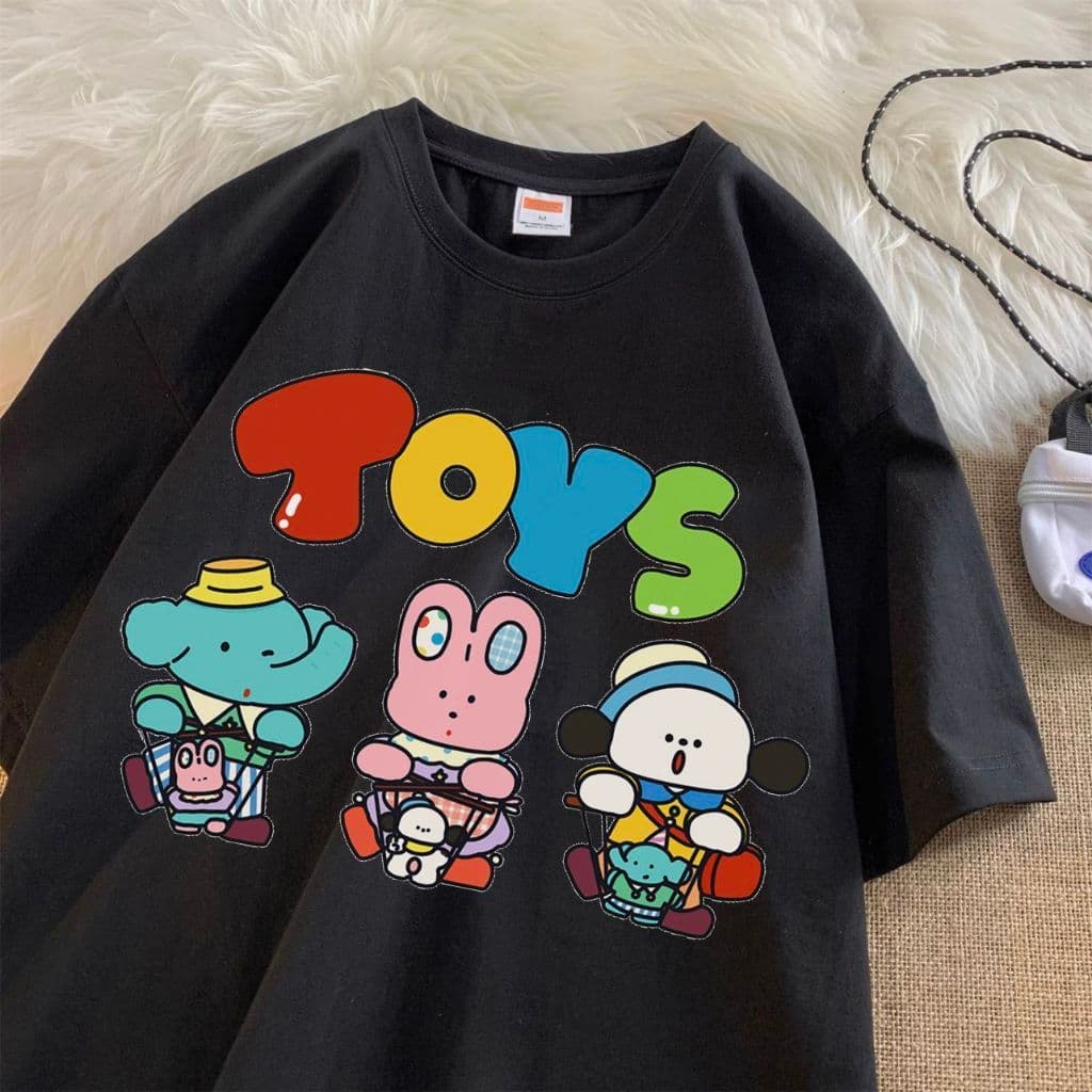 Camiseta Feminina Personagens Cartoon TOYS Preto Branco Moda Casual