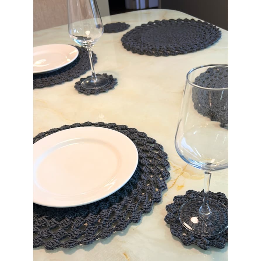 Kit com  4 Sousplat Crochê Artesanal + Porta Copos de Brinde – Mesa Posta Luxo