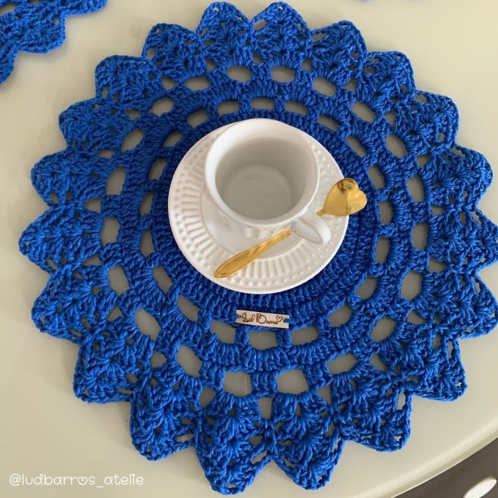 Jogo 4 peças de sousplats em crochê 39cm / jogo americano em crochê para mesa posta azul royal