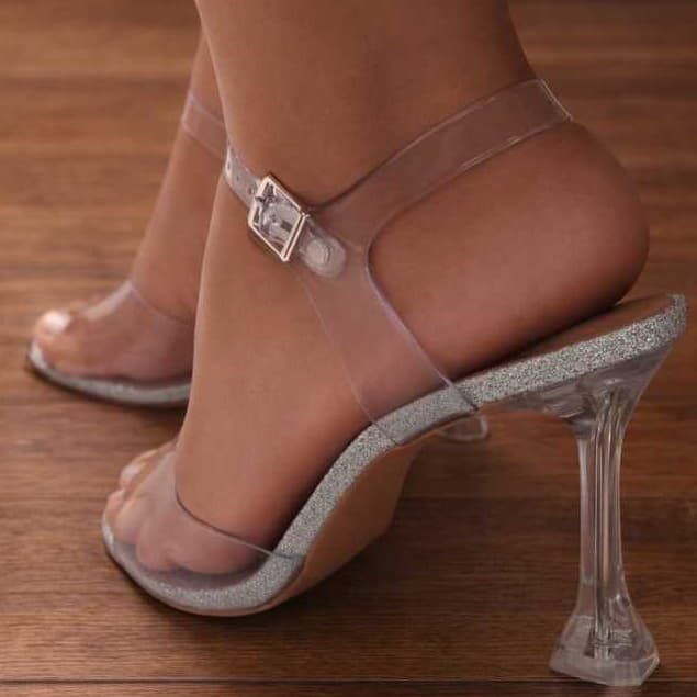 Sandália de Luxo Moderna  Versátil no Glitter Salto Taça de 9 cm Personalizada  Dinâmica Confortável